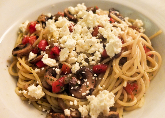 Spaghettis aux champignons, poivron et Feta