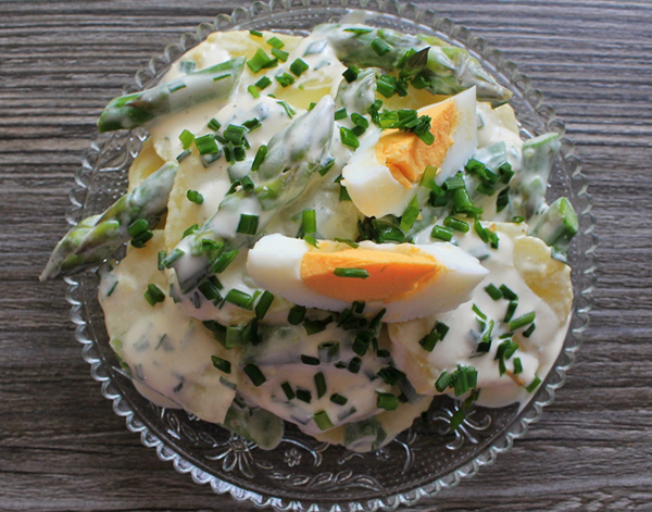 Salade allégée PDT asperges vertes oeufs durs et ciboulette