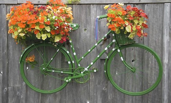 balcon décoré avec une bicyclette