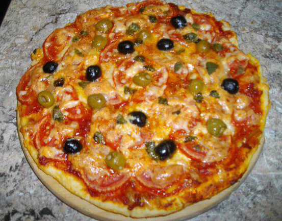 Pizza tomates mozzarella olives