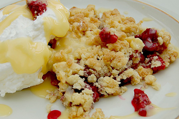 Crumble pomme framboises chantilly crème anglaise