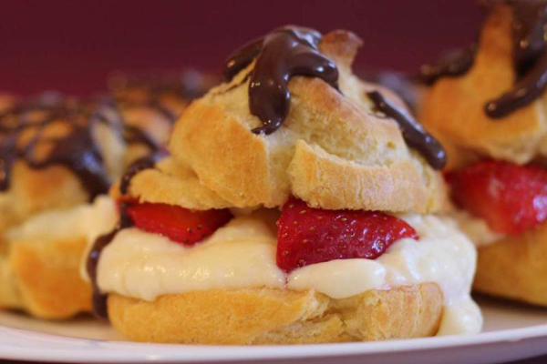 Choux à la fraise et crème fouettée, sauce chocolat