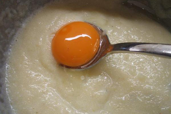 Ajouter jaune à semoule au lait, puis crème et purée de pèches.