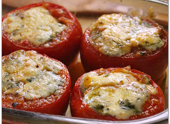 Tomates farcies façàn moussaka gratinées au fromage de brebis.