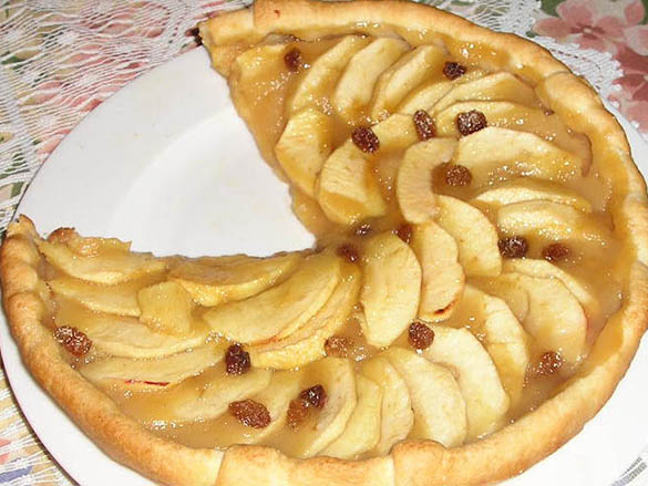 Tarte aux pommes et raisins cannelle.