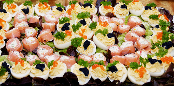 Plateau d'oeufs à la russe et saumon fumé