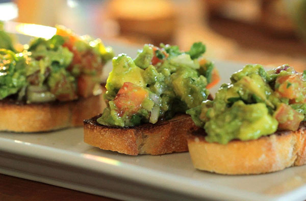 Tapas d'avocat tomate (thon ou crabe...)