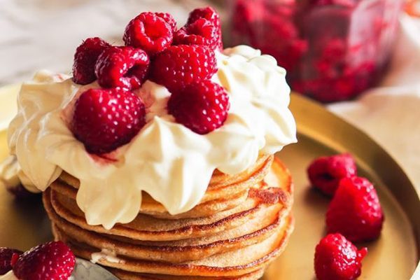 Pancakes à la crème et aux framboises