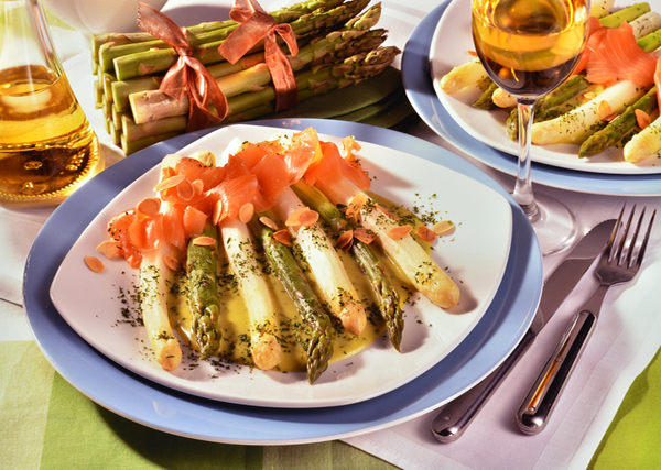 Asperges saumon fumé sauce hollandaise amandes grillées