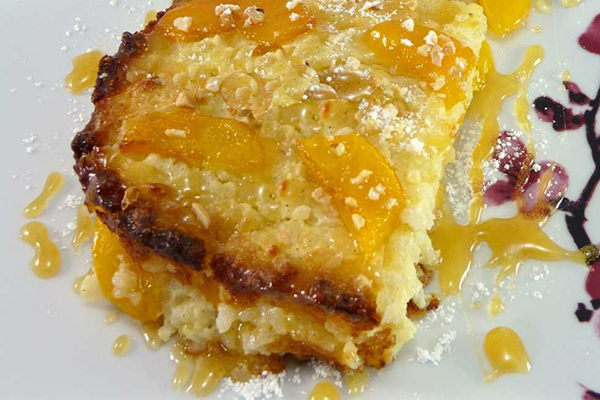 Gâteau de riz caramélisé aux pêches