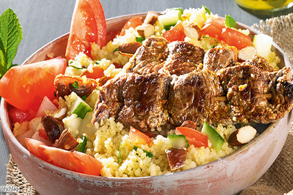 Salade de couscous avec brochettes