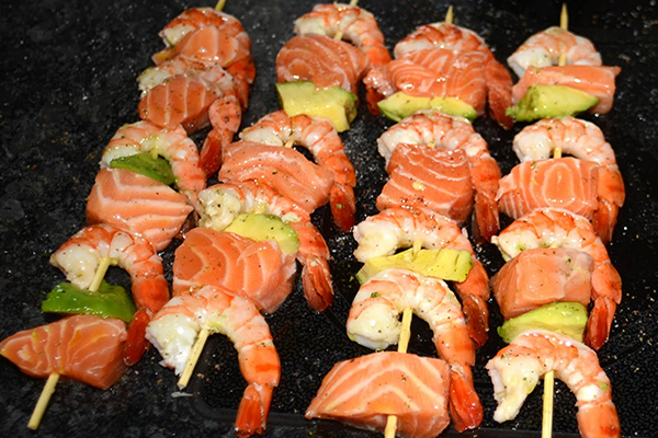 Brochettes de saumon crevettes et avocat au citron