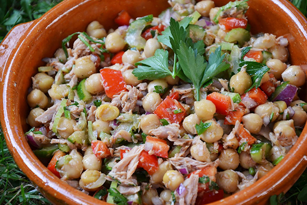 Salade méditerranéenne pois chiche thon tomate oignon ...