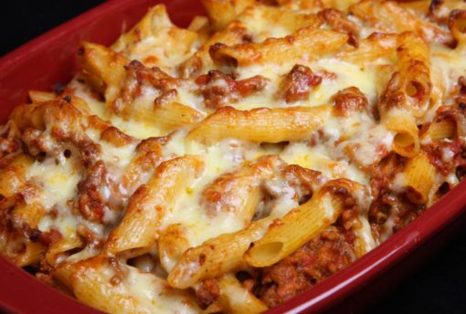 Pâtes à la viande sauce tomate et mozzarella