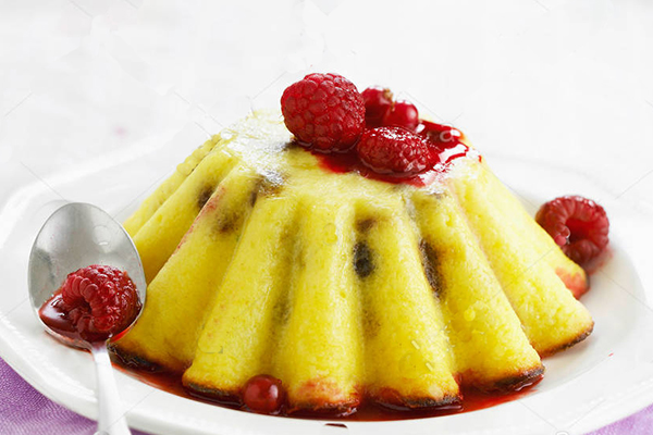 gâteau de semoule (pudding) aux fruits rouges