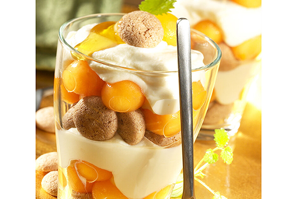 Melon glacé aux macarons, miel et crème fouettée