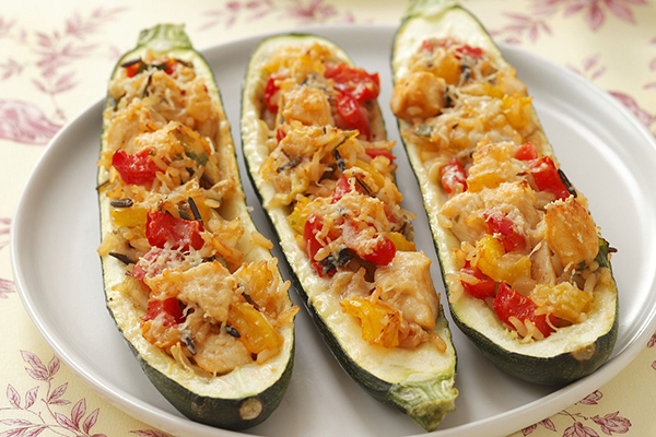 Courgettes en gondoles, poulet riz tomate, et gratinées.