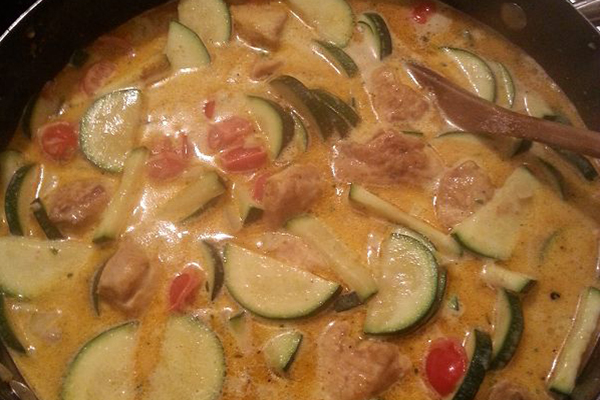 Poêlée de poulet courgettes sauce curry
